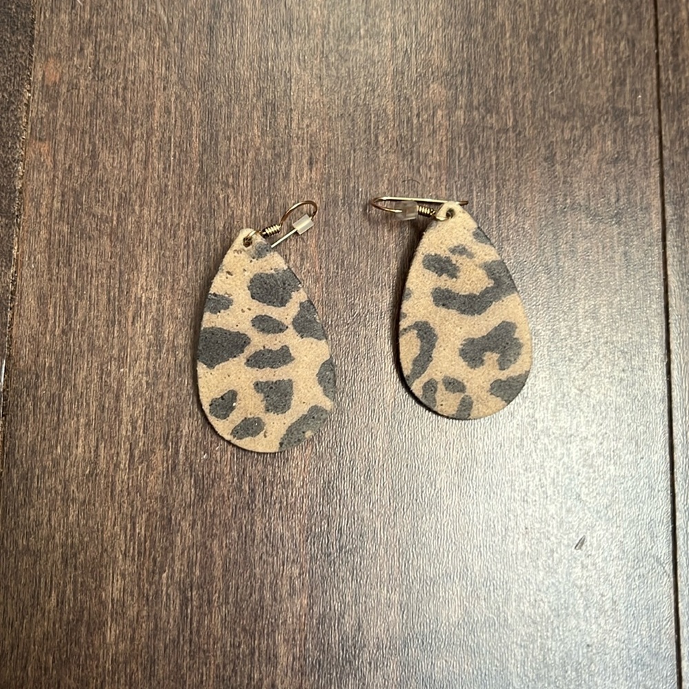 Mini leopard tear drops